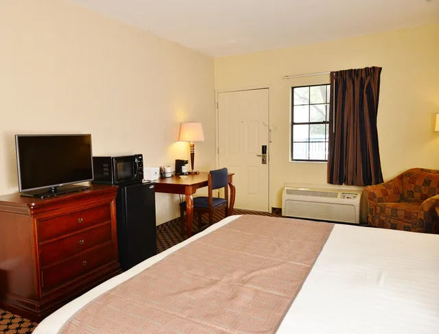 Comfortable, Guest Room, King Bed، Americas Best Value Inn Tunica Resort 4/4