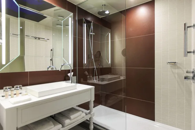 Junior Suite, King Bed, Garden View, Sofa, Renaissance Paris Hippodrome de St. Cloud Hotel 3/4