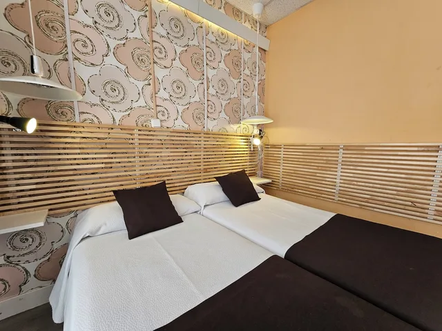 غرفة داخلية ثلاثية بثلاثة أسرّة بحمام خاص، Hotel Palermo 4/9
