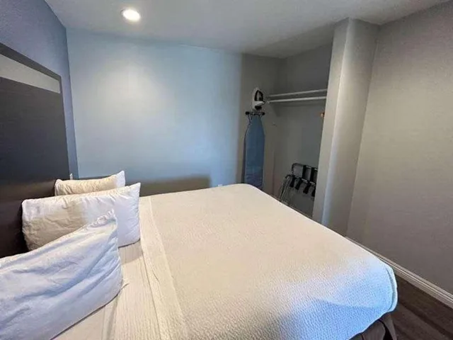 جناح بسرير كينج لغير المدخنين مع أريكة سرير، Motel6 Yuba City, CA 8/10