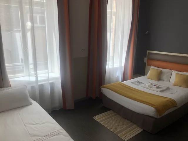 غرفة ثلاثية بسرير مزدوج وسرير فردي، Adonis Hotel Strasbourg 1/4