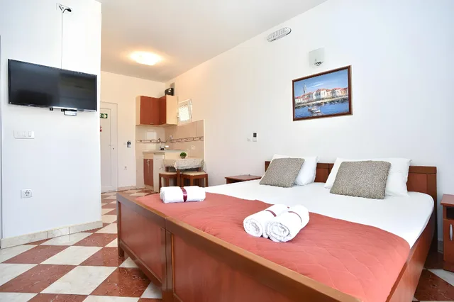 شقة استوديو بسريرين بإطلالة على البحر، D D Apartments Tivat 1/1