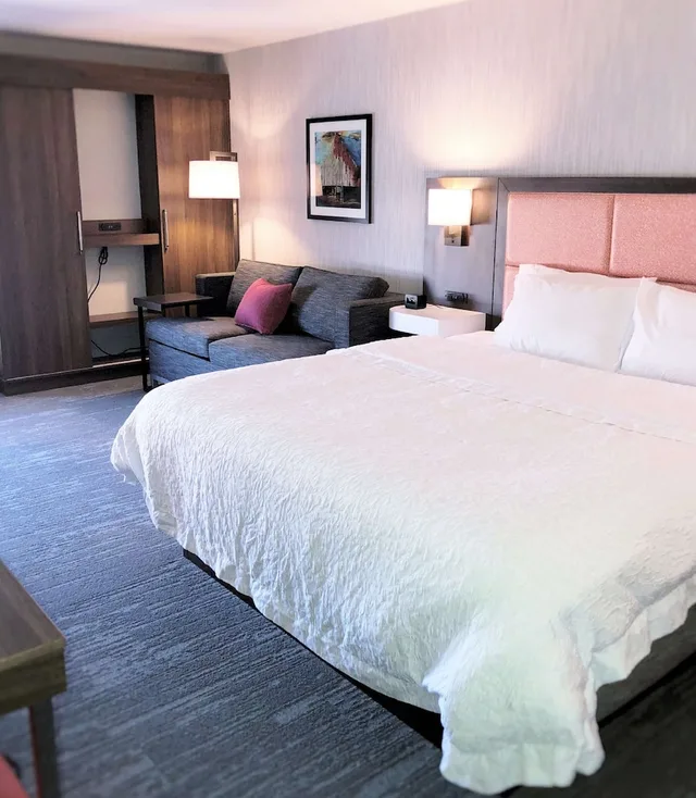 Study, King Bed, Sofa، Hampton Inn Williamsport-Downtown 3/8