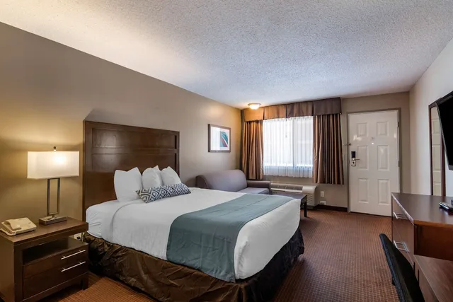 غرفة قياسية بسرير كينج، Surestay Plus Hotel By Best Western Salmon Arm 7/10