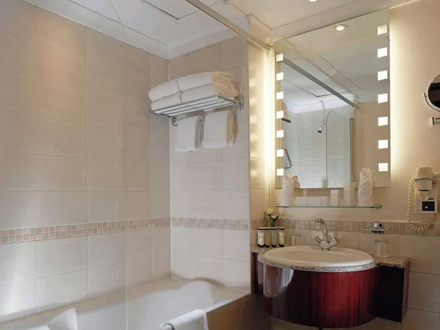 Classic, Twin Beds, Haram Courtyard View، زمزم بولمان مكة(Pullman ZamZam Makkah) 2/2