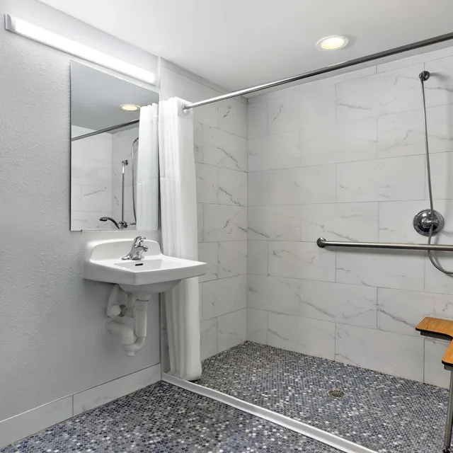 1 King Bed Mobility Accessible Tub Smk، Motel6 Plano, TX - Plano Northeast 6/7