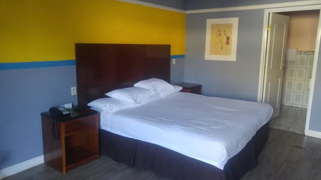 غرفة قياسية بسرير كينج، Riviera Motel 1/5
