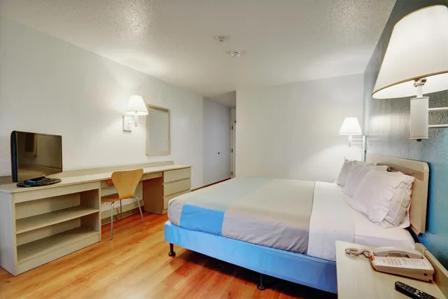 غرفة بسرير كينج للمدخنين، Motel6 Newport, RI 3/6