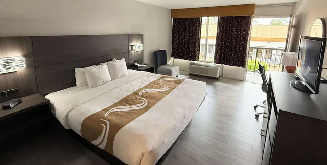 غرفة قياسية بسرير كينج للمدخنين، Quality Inn and Suites Baton Rouge West Port Allen 1/9