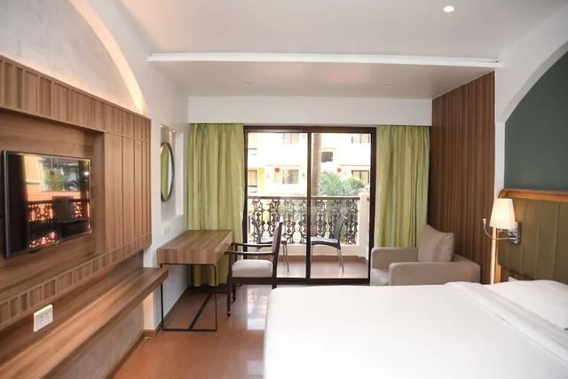 غرفة ديلوكس بسرير كينج بإطلالة على المسبح، Park Inn By Radisson Goa Candolim 1/10