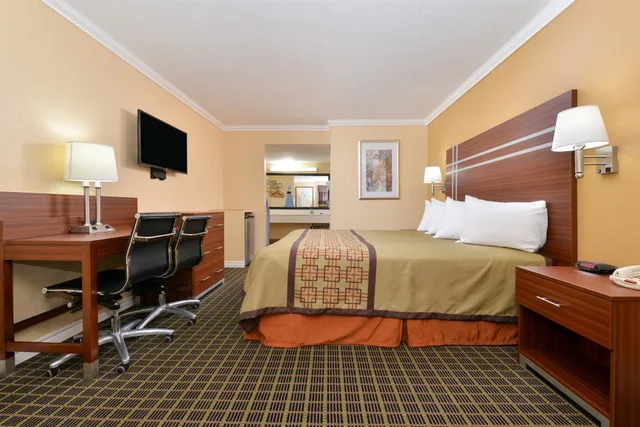 غرفة بسرير كينج للمدخنين، Americas Best Value Inn Azusa Pasadena 2/4