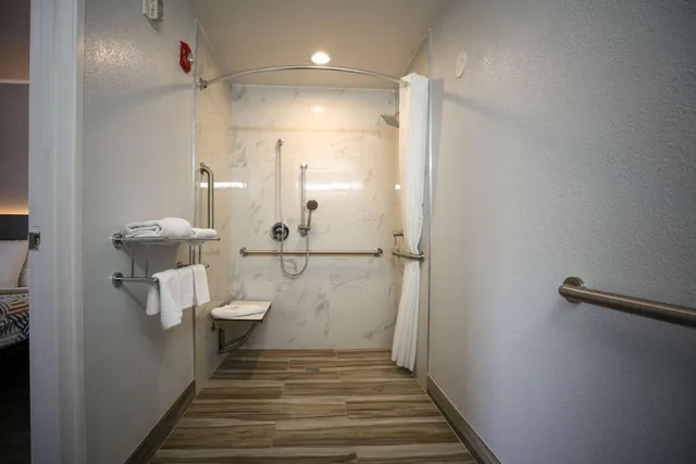 غرفة بسريرين كوين لذوي الإعاقة، Motel6 Sacramento, CA - Old Sacramento North 7/8
