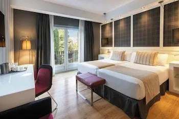 Room, Double and Twin Beds, Garden or Pool View, Terrace، Catalonia Reina Victoria 1/2