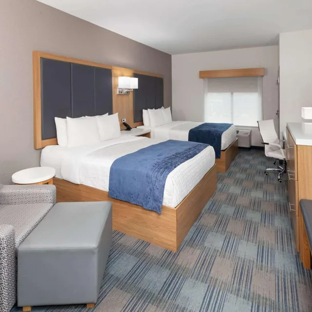 Standard, 2 Queen Beds, Living Area, La Quinta Inn & Suites by Wyndham Coralville Iowa City 3/6