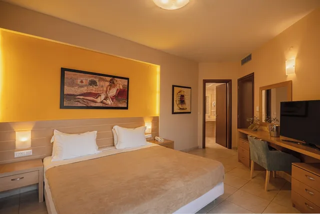 جناح تنفيذي بسرير كوين بإطلالة على البحر بغرفة نوم واحدة مع أريكة، Molos Bay Hotel 1/2
