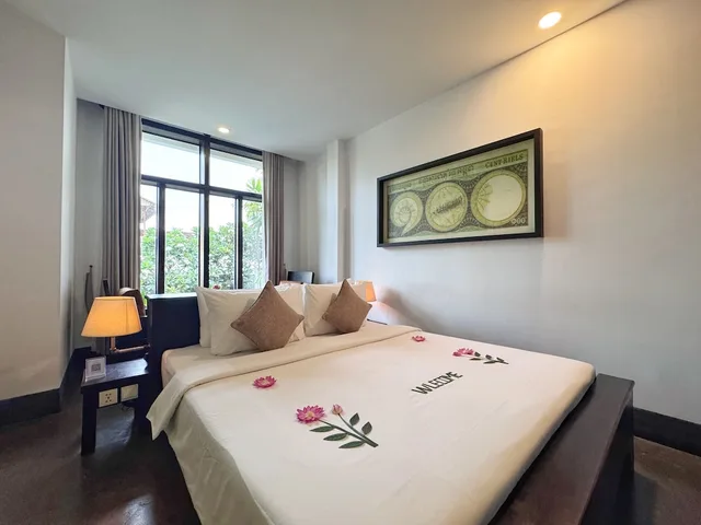 غرفة ديلوكس بسرير كينج بإطلالة على المسبح بشرفة، The Bliss Angkor 4/10
