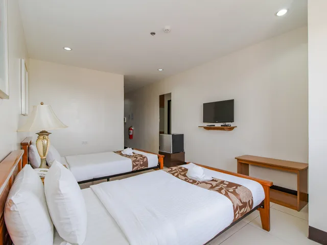 Room, Twin Beds, Main Hotel And Suites 2/3