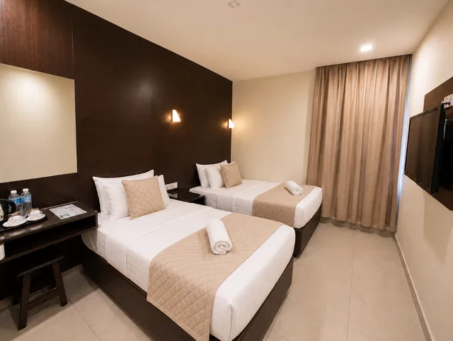 Room, Single, Twin Beds, No Window، Cathay Hotel 1/3