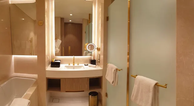 غرفة ديلوكس بسرير كينج وسريرين منفصلين، Steigenberger Hotel Doha 2/4