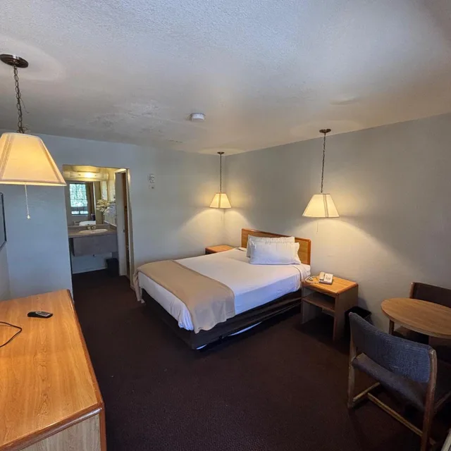 Room, Queen Bed, Smoking, Accessible, Premier Inns Thousand Oaks 2/2
