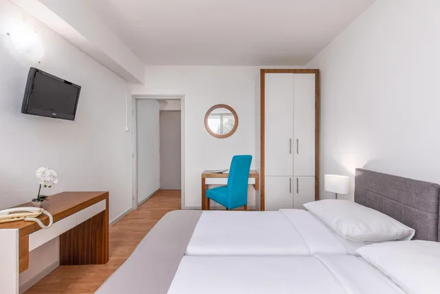 غرفة قياسية بسريرين منفصلين بإطلالة على البحر بشرفة، Hotel Zagreb 1/5