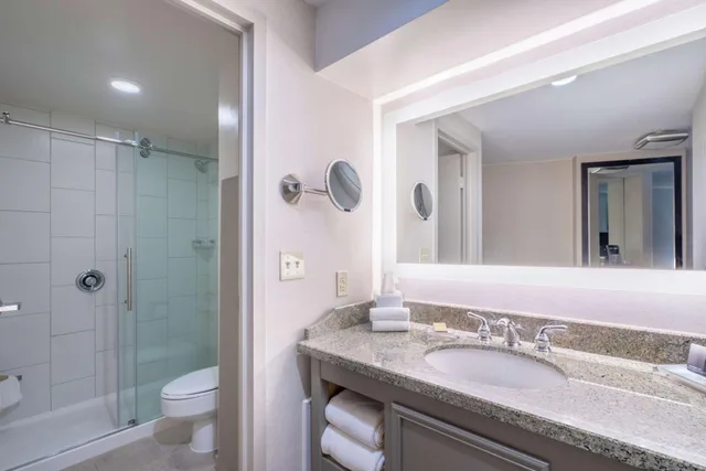 غرفة بسريرين مزدوجين بحوض استحمام لذوي الإعاقة، Hilton Memphis 4/5