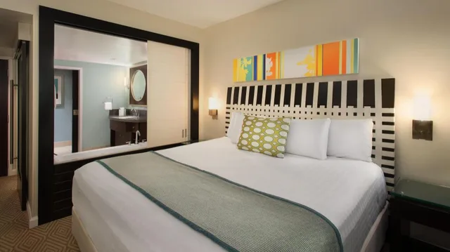 فيلا بسرير كينج وسريرين كوين بإطلالة على البحيرة بغرفتي نوم مع أريكة، Bay Lake Tower at Disneys Contemporary Resort 2/8