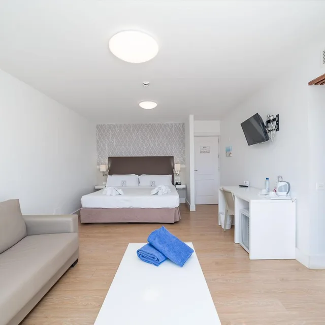 غرفة بسرير مزدوج مع أريكة، Hotel Arena Suite - Adults Only 2/8