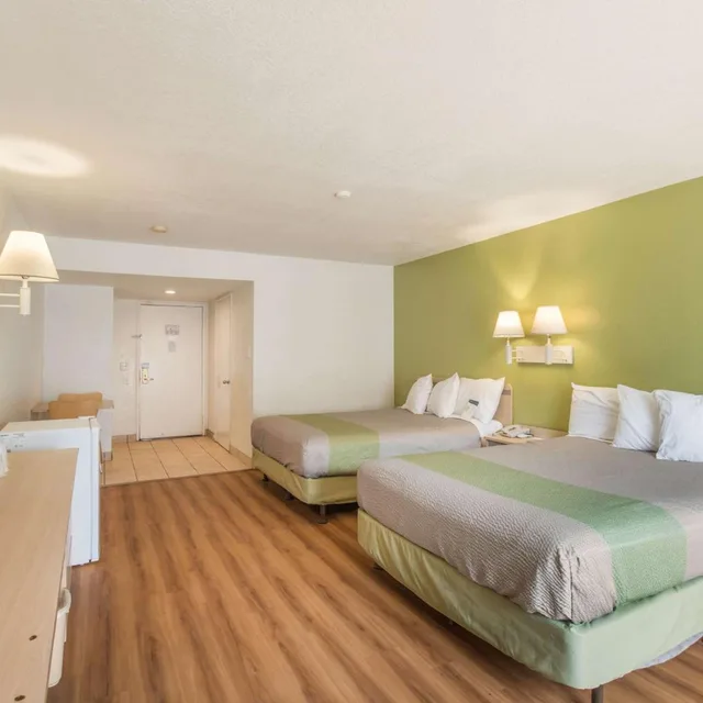 غرفة بسريرين كوين للمدخنين لذوي الإعاقة، Motel6 Hemet, CA 1/4