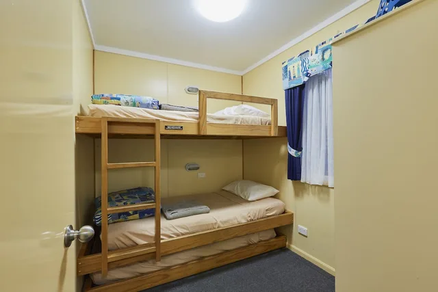 كابينة سوبيريور بسرير بطابقين وسرير كوين بغرفتي نوم مع سرير سحّاب إضافي، Big4 Beachlands Holiday Park 4/4