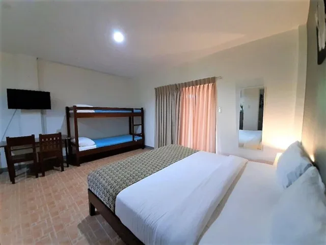 Family Deck, King Bed, Bunk Bed، Conrada's Place Hotel And Resort 4/8