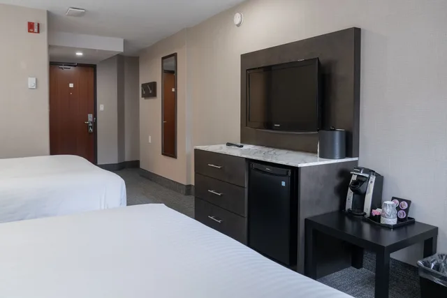 غرفة قياسية بسريرين كوين، Red Carpet Inn Banff Hotel 2/5