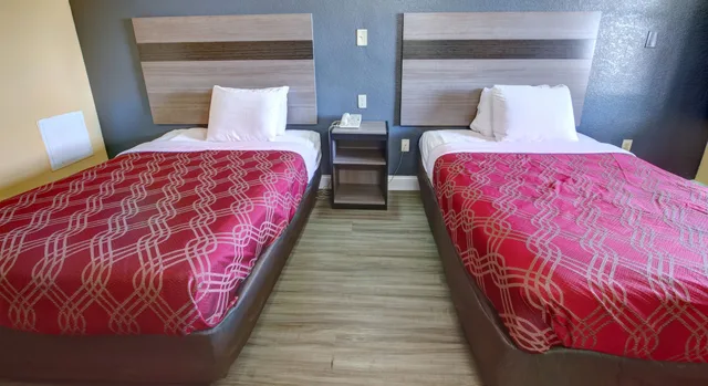 غرفة قياسية بسريرين مزدوجين للمدخنين، Econo Lodge at Military Circle 3/3
