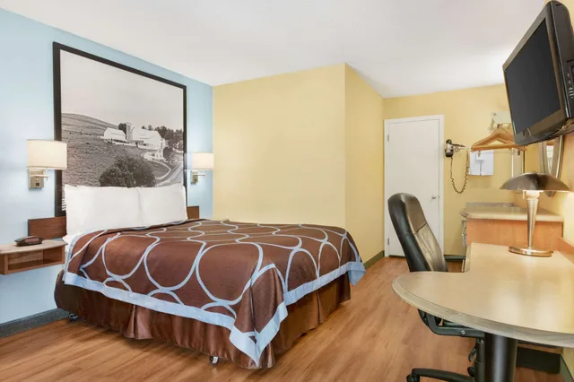 Room, Queen Bed, Accessible, Super 8 by Wyndham Findlay 1/2