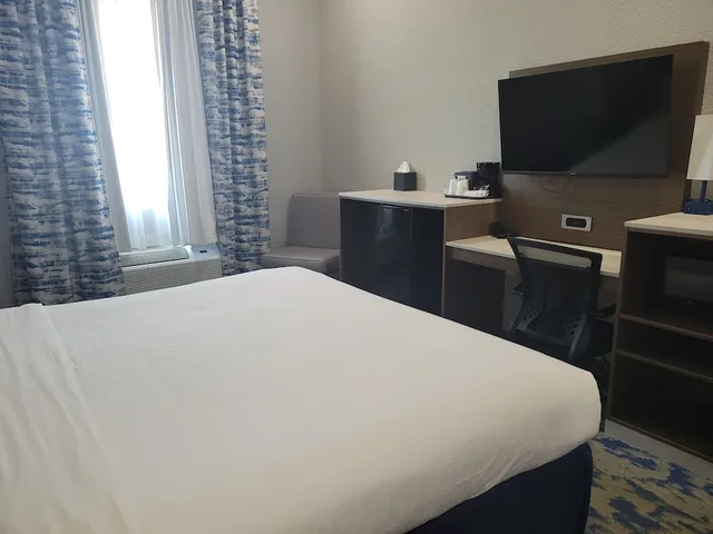 غرفة بسرير كينج لذوي الإعاقة، Baymont by Wyndham Carlsbad NM 3/4