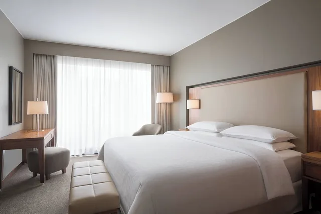 جناح بسرير كينج بشرفة بغرفة نوم واحدة مع أريكة، Sheraton Lake Como Hotel 1/2