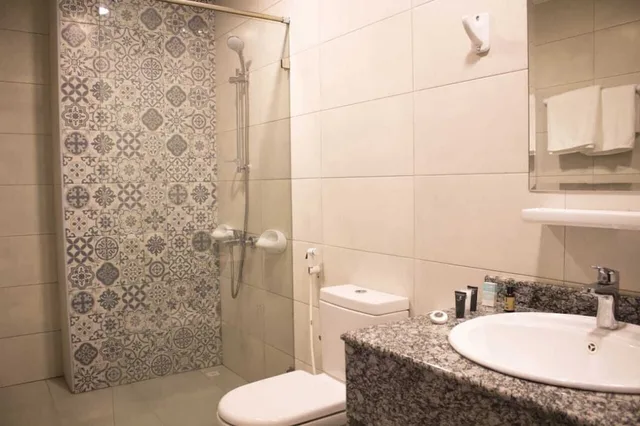جناح بسرير كوين، Parkside Plaza Hotel 3/3