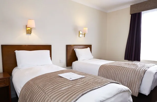 Room, Twin Beds, Raven Hotel 1/4