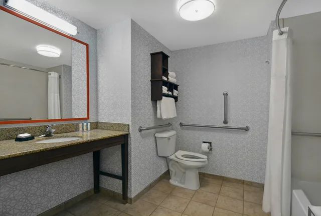 غرفة بسريرين كوين لذوي الإعاقة، Hampton Inn Bath Brunswick Area Me 2/4