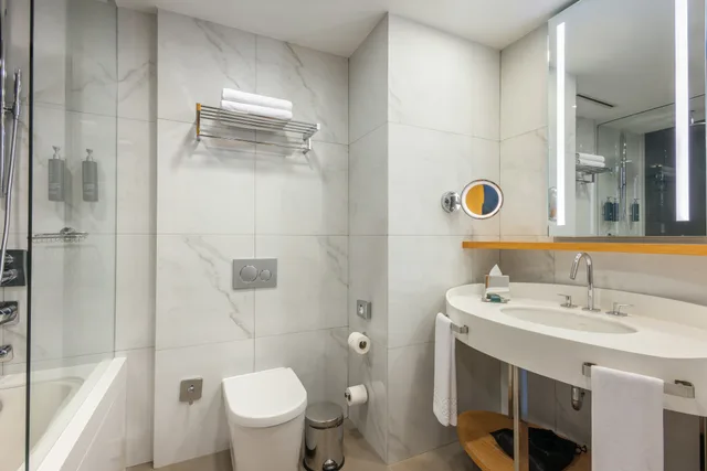 جناح جونيور بسرير كينج بإطلالة على البحر، Doubletree By Hilton Hotel Istanbul - Moda 5/6