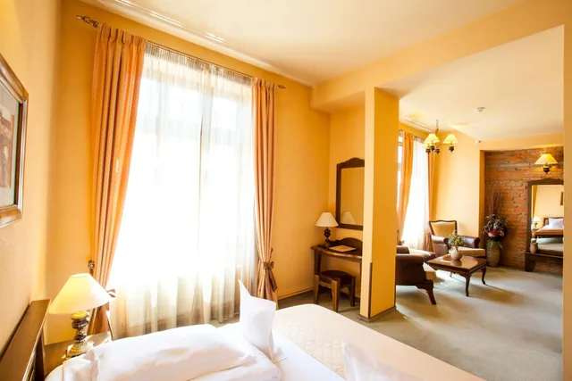 جناح جونيور، Bella Muzica Hotel 1/3