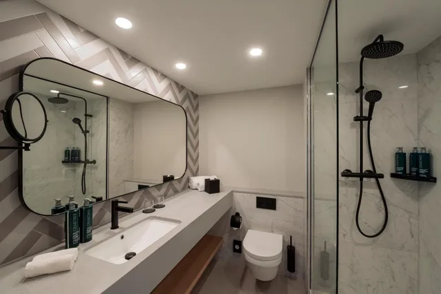 غرفة متصلة عائلية بسرير كينج وسريرين منفصلين، DoubleTree by Hilton Berlin Ku’damm 7/7
