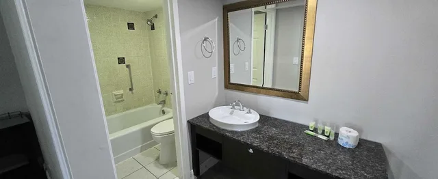 غرفة بسرير كينج للمدخنين، Riverside Inn & Suites by OYO Danville Ceaser Casino 10/10
