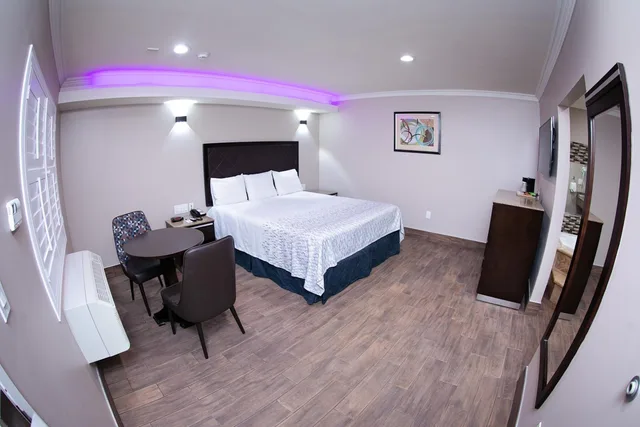 غرفة بسرير كينج بجاكوزي، Diamond Bell Inn And Suites 3/7