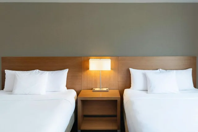 غرفة بريميوم ديلوكس بسريرين كوين بإطلالة على المرسى بشرفة مع أريكة، Courtyard by Marriott La Paz Baja California Sur 1/4