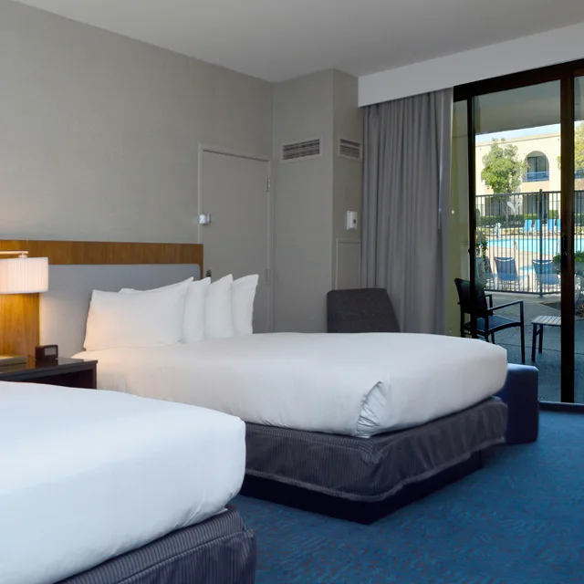 Room, 2 Double Beds, Pool Side، Doubletree By Hilton Newark Fremont 1/3