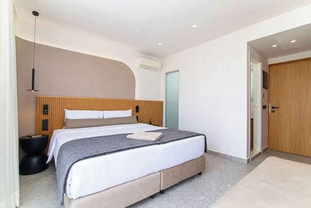 غرفة بريميوم ثلاثية بسريرين منفصلين بإطلالة جزئية على البحر مع أريكة، Aeolos Beach Resort Crete 5/7