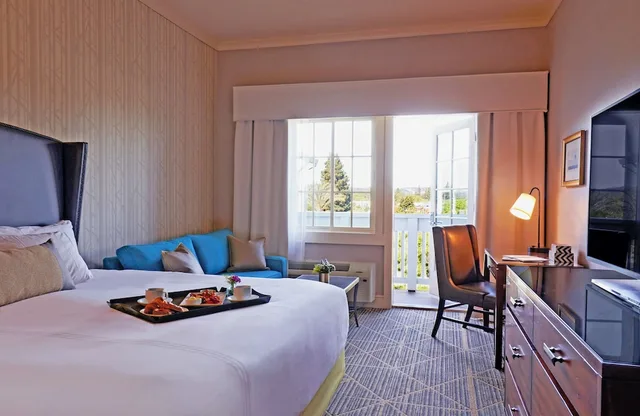 غرفة بسرير كينج بإطلالة على النهر، River Terrace Inn 1/10