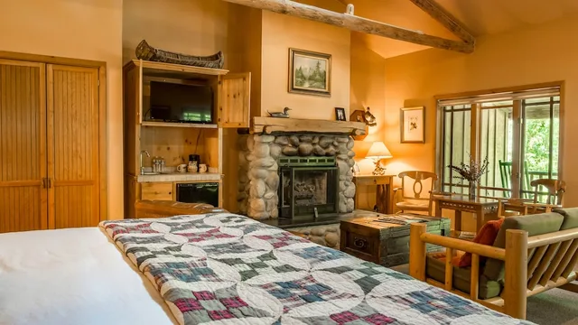 Suite, King Bed, River Front, Weasku Inn 2/2