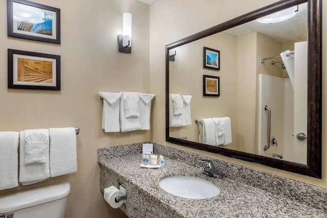 جناح بسريرين كوين مع أريكة، Comfort Suites Speedway - Kansas City 4/5